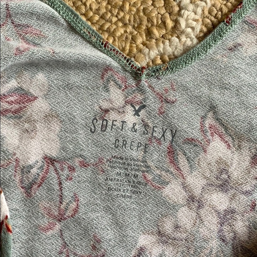 American Eagle Cross Scallop Green Floral Tank - Picture 4 of 4